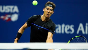 Rafa Nadal devuelve una bola a Andreas Seppi durante su partido en el US Open.