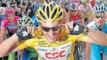 <b>PROTAGONISTA. </b>Cancellara bromea antes de empezar la etapa.