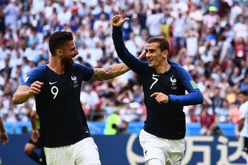 Antoine Griezmann celebra el 1-0 de penalti con Olivier Giroud. 