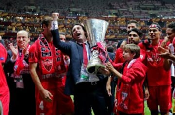 El 27 de mayo de 2015 final de la Copa de la Europa League disputada en Varsovia, Polonia. El Sevilla ganó 2-3. Unai Emery con el trofeo.