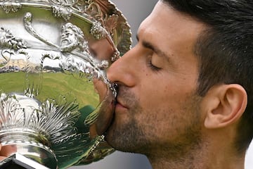 El tenista serbio Novak Djokovic besando el trofeo de campeón del Abierto de Australia.