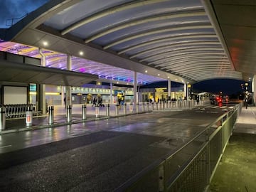 Anochece el aeropuerto de Gatwick a nuestro regreso.