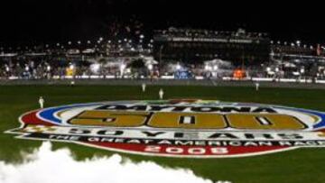 <b>PURO ESPECTÁCULO. </b>El ganador Ryan Newman quema las ruedas de su Dodge bajo la explosión de fuegos artificiales, tras imponerse en el mítico trazado de Florida.