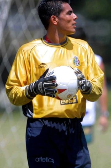 Fue en 1996 bajo la era de Bora Milutinovic que realiza su primera aparición con la Selección Mayor frente a Bolivia, después de haber formado parte la plantilla de JJOO de Atlanta 96. 