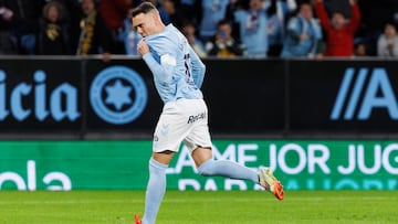 Iago Aspas besa el escudo de la camiseta del Celta tras anotar el tanto de la victoria ante Osasuna.