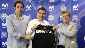 Josep Mar&iacute;a Berrocal, en el centro, durante su presentaci&oacute;n como nuevo entrenador del Movistar Estudiantes. Willy Villar (izquierda) y Fernando Galindo (derecha), le acompa&ntilde;an.