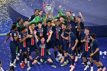 Los jugadores del Paris Saint-Germain celebran la victoria tras ganar la final de la UEFA Champions League entre el Paris Saint-Germain.