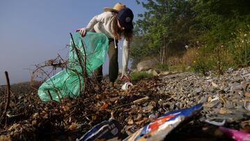 For World Clean-up Day, Greenpeace alongside community allies, volunteers, and a Greenpeace local group, coordinate a clean-up activity and plastic polluter brand audit. The audit seeks to identify the major corporate contributors to plastic waste polluting shorelines, green spaces and communities.