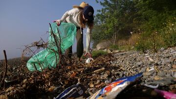 For World Clean-up Day, Greenpeace alongside community allies, volunteers, and a Greenpeace local group, coordinate a clean-up activity and plastic polluter brand audit. The audit seeks to identify the major corporate contributors to plastic waste polluting shorelines, green spaces and communities.