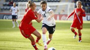 Karen Carney intenta superar la defensa de Olga Petrova.