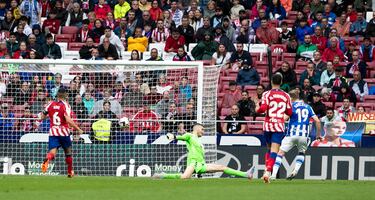 El jugador de la Real Sociedad, Sörloth, marca el 2-1 al Atlético de Madrid. 