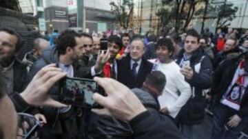 Florentino, rodeado de aficionados a las puertas del hotel Hilton.