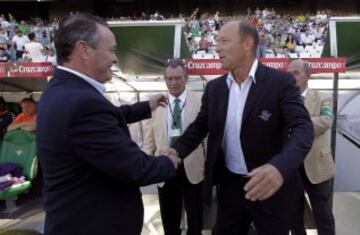 Los técnicos Juan Ignacio Martínez (i), del Valladolid, y Gabriel Humberto Calderón, del Betis, se saludan antes del partido de Liga en Primera División disputado esta tarde en el estadio Benito Villamarín, en Sevilla. 