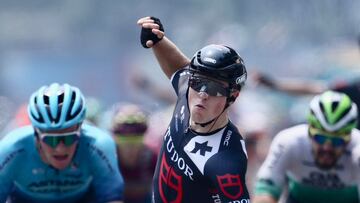 El ciclista neerlandés del Tudor Arvid de Klejin celebra su victoria en la sexta etapa del Tour de Langkawi.