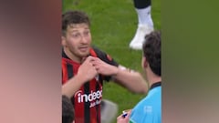 Nunca antes visto: ¡jugador cambió camiseta con un árbitro!