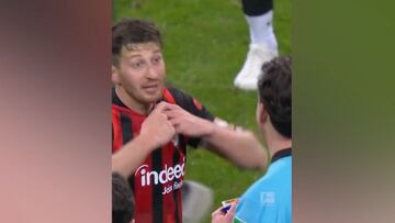 Nunca antes visto: ¡jugador cambió camiseta con un árbitro!