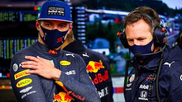 Verstappen y Christian Horner en el box de Red Bull.