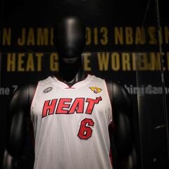 Antiguo empleado de los Miami Heat es acusado de robar jersey de LeBron James