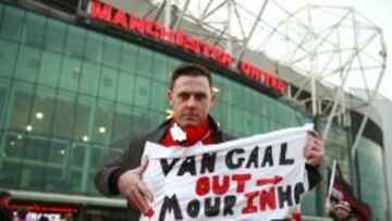 Un aficionado pide la marcha de Van Gaal y el fichaje de Mourinho.