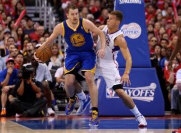 David Lee de los Golden State Warriors controla el balón ante Blake Griffin de Los Ángeles Clippers.