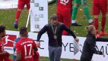 Robben sorprende a Kovac con 2L de cerveza en la cabeza