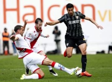 Miguel Torres intenta irse de la defensa rayista. 