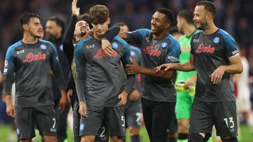 AMSTERDAM, NETHERLANDS - OCTOBER 04: Alessandro Zanoli of SSC Napoli is embraced by teammates Matteo Politano, Juan Jesus and Amir Rrahmani at full-time after the UEFA Champions League group A match between AFC Ajax and SSC Napoli at Johan Cruyff Arena on October 04, 2022 in Amsterdam, Netherlands. (Photo by Dean Mouhtaropoulos/Getty Images)