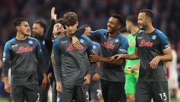 AMSTERDAM, NETHERLANDS - OCTOBER 04: Alessandro Zanoli of SSC Napoli is embraced by teammates Matteo Politano, Juan Jesus and Amir Rrahmani at full-time after the UEFA Champions League group A match between AFC Ajax and SSC Napoli at Johan Cruyff Arena on October 04, 2022 in Amsterdam, Netherlands. (Photo by Dean Mouhtaropoulos/Getty Images)