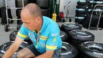 <B>A CONTRARRELOJ. </B>Un ingeniero de Michelin trabaja en los neumáticos en boxes.