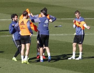Durante el entrenamiento jugaron un partidillo, y Bale apunta a titular.