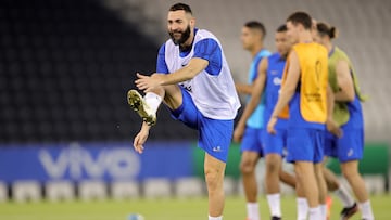 Doha (Qatar), 17/11/2022.- France's Karim Benzema attends his team's training session in Doha, Qatar, 17 November 2022. The FIFA World Cup 2022 will take place from 20 November to 18 December 2022 in Qatar. (Mundial de Fútbol, Francia, Catar) EFE/EPA/FRIEDEMANN VOGEL