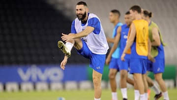 Doha (Qatar), 17/11/2022.- France's Karim Benzema attends his team's training session in Doha, Qatar, 17 November 2022. The FIFA World Cup 2022 will take place from 20 November to 18 December 2022 in Qatar. (Mundial de Fútbol, Francia, Catar) EFE/EPA/FRIEDEMANN VOGEL
