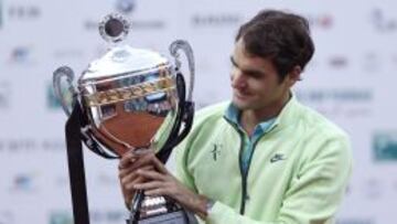 El suizo Roger Federer mira el trofeo ganado en Estambul.