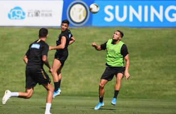 Alexis Sánchez vivió su primera práctica con el Inter. Se saludó con sus nuevos compañeros y se notó muy feliz en cada movimiento.