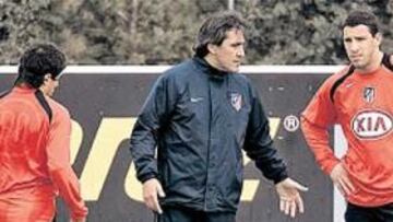 <b>APARTE. </b>Murcia charló unos minutos con el Caño y con Maxi, aparte del grupo, en la sesión de ayer.