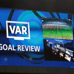 Los jugadores que pidan el VAR empezarán a ser amonestados
