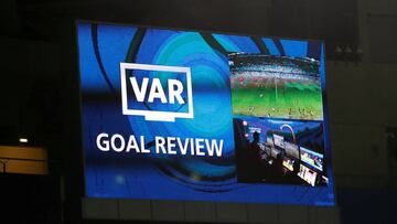 Los jugadores que pidan el VAR empezarán a ser amonestados