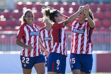 Las jugadoras del Atleti celebran con Esther su gol de cabeza.