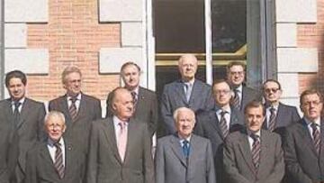 <b>EN LA ZARZUELA. </b>El rey Juan Carlos posó con la junta directiva del RACC, a la que pertenecen Juan Antonio Samaranch (a su izquierda) y Carlos Sainz (en el extremo izquierdo).