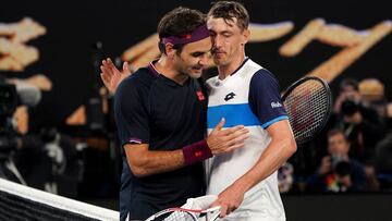 Roger Federer of Switzerland (left) embraces John Millman of Australia following their third round match on day five of the Australian Open tennis tournament at Rod Laver Arena in Melbourne, Friday, January 24, 2020. (AAP Image/Dave Hunt) NO ARCHIVING, EDITORIAL USE ONLY
25/01/2020 ONLY FOR USE IN SPAIN