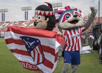 Las mascotas del Atlético San Luis y del Atlético de Madrid. 
