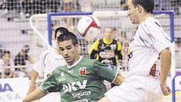 <b>DECEPCIONÓ. </b>Carlos Anós, del DKV que volvió a fallar, ante Álvaro.