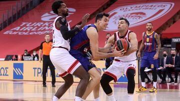 Pierre Oriola trata de superar la defensa del Olympiacos.