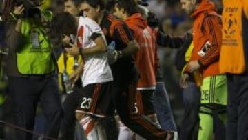 BAS218. BUENOS AIRES (ARGENTINA), 14/05/2015.- Leonardo Ponzio de River Plate es asistido al salir del t&uacute;nel para disputar el segundo tiempo hoy, jueves 14 de mayo de 2015, durante un partido por los octavos de final de la Copa Libertadores.