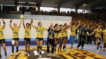 <b>AGRIDULCE. </b>Las jugadoras del Itxako celebran el subcampeonato de un título que tuvieron cerca.