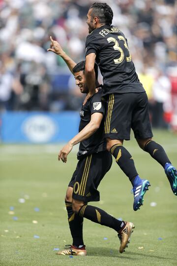 Benny Feihaber y Carlos Vela celebran ante la afición que se dio cita en el StubHub Center.