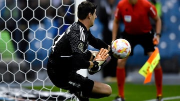 Riyadh (Saudi Arabia), 11/01/2023.- Real Madrid goalkeeper Thibaut Courtois saves a penalty which led to his team winning the Supercopa de Espana semi-final match between Real Madrid and Valencia, in Riyadh, Saudi Arabia, 11 January 2023. (Arabia Saudita) EFE/EPA/STR ALTERNATIVE CROP