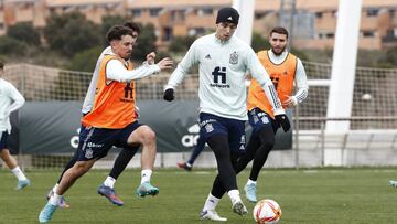 GRAF5061. MADRID, 23/03/2022.- Los jugadores de la selecci&Atilde;&sup3;n espa&Atilde;&plusmn;ola sub21 Rodri S&Atilde;&iexcl;nchez (i), Nico Gonz&Atilde;&iexcl;lez (c) y Abel Ruiz (d) participan en el entrenamiento de este mi&Atilde;&copy;rcoles en la Ci