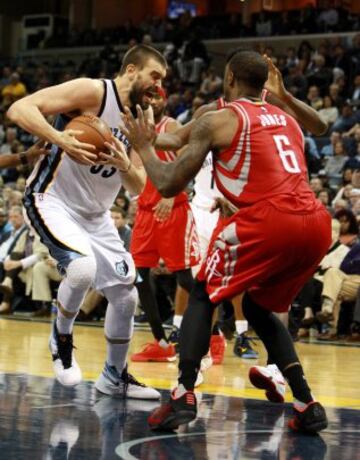 Marc Gasol ante Terrence Jones.