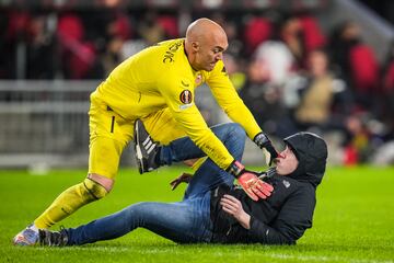 Así fue el ataque de un aficionado del PSV a Dmitrovic